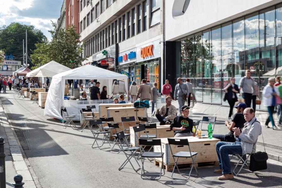 Jiří Žák/Živé město z.s. - Úprava přednádražního prostoru, Fotografie z happeningu Hlavas bez aut, 22. září 2016 Autor foto: Dvadva